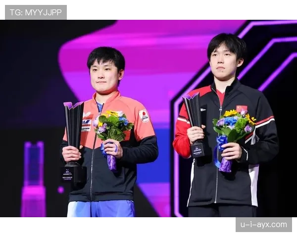 张本智和拎着超市袋子，手腕上的那块表让我笑着心酸