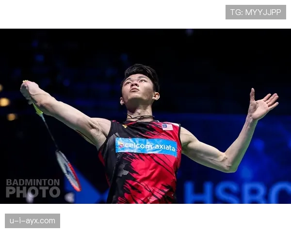 李梓嘉训练室里带个好几百万的球拍，普通人感觉拿着都能挥出金光闪闪了！